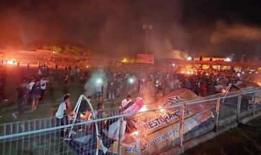 Video Amatir Suasana Aksi Bakar di Stadion H. Dimurthala Ketika Lampunya Mati