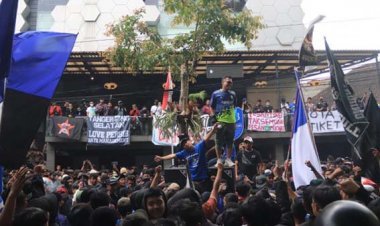 Persoalan Penjualan Tiket, Ribuan Bobotoh Serbu Graha Persib