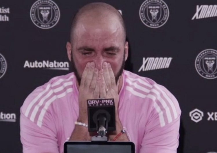 Sambil Menangis, Gonzalo Higuain Umumkan Pensiun Akhir Musim Ini