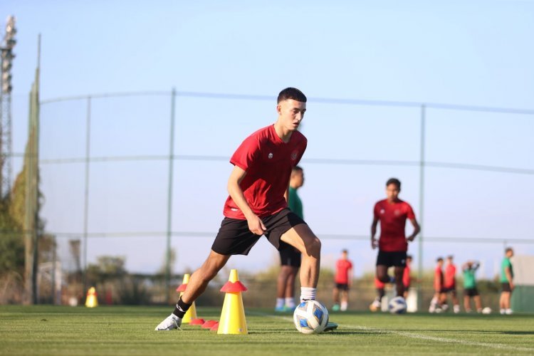 Brian Ick sedang berlatih bersama rekan-rekannya sebelum laga final