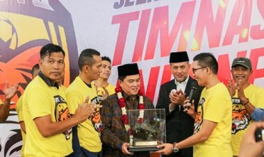 Timnas Indonesia U-22 Raih Emas di SEA Games 2023, Erick Thohir Dikalungi Bunga di Medan