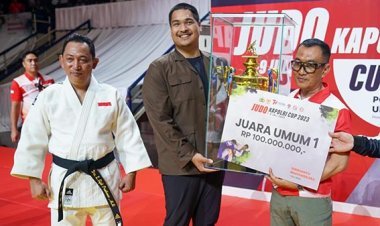 Menpora Dito Serahkan Piala Juara Umum Judo Kapolri Cup 2023