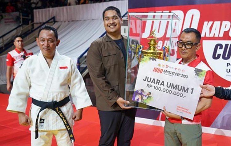 Menpora Dito Serahkan Piala Juara Umum Judo Kapolri Cup 2023