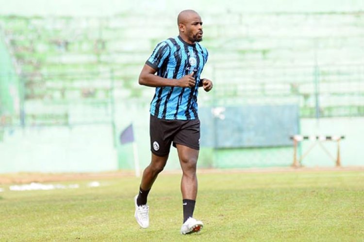 Lama Vakum dari Level Kompetitif, Greg Nwokolo Target di Arema FC