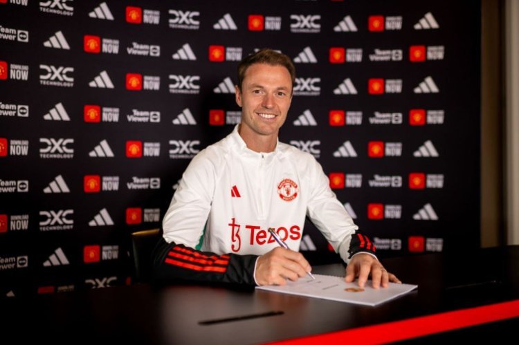 Manchester United Kontrak Jonny Evans