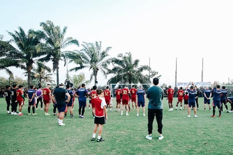 Saat Latihan PSS Sleman Didatangi para Suporternya