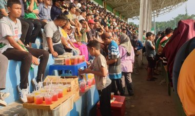 PKL Bebas Buka Lapak di Bangku Penonton Tribun Stadion Teladan Saat PSMS Berlaga