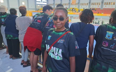 Mahasiswa Papua di Medan Jadi Suporter Tim Futsal Putri di PON Sumut