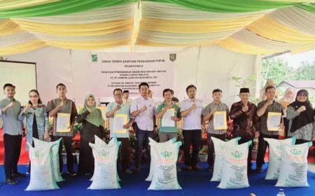 PT PP London Sumatra Indonesia Tbk (Lonsum) Salurkan Bantuan Pupuk kepada Petani di Asahan