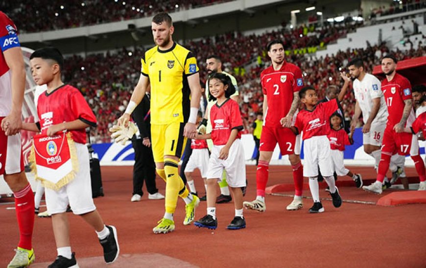 Arneya Pehulisa Sitepu Digandeng Maarten Paes Saat Jadi Player Escort Timnas Indonesia