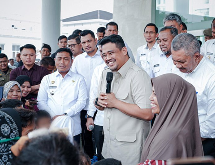 GUBERNUR BOBBY GRATISKAN UANG SEKOLAH SISWA SMA/SMK NEGERI KORBAN BENCANA