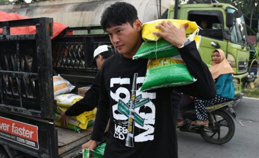 PSMS MEDAN SALURKAN BANTUAN KEPADA KORBAN TERDAMPAK BANJIR DI TANJUNG PURA