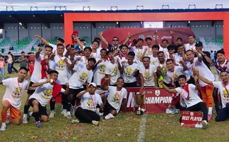 WAGUBSU SERAHKAN PIALA JUARA LIGA 4 SUMUT KEPADA PAYA BAKUNG UNITED