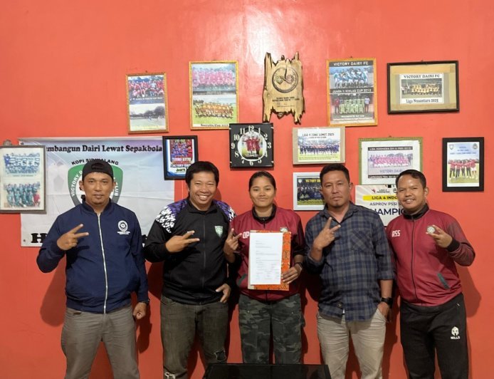 Victory Dairi Tunjuk Rindu Dameria Purba sebagai Pelatih SSB dengan Kontrak Profesional