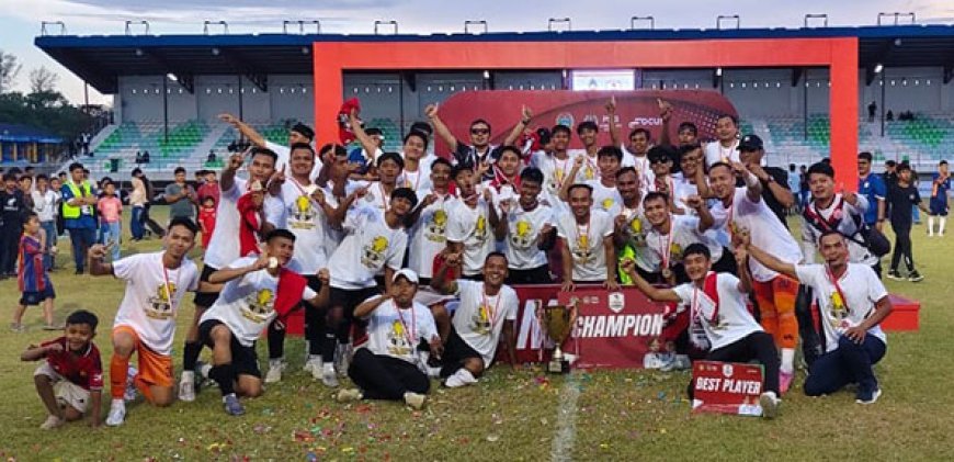 WAGUBSU SERAHKAN PIALA JUARA LIGA 4 SUMUT KEPADA PAYA BAKUNG UNITED