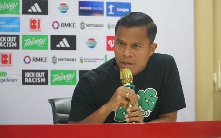Laga Perdana Manahati Lestusen Bersama PSMS Lawan Sumsel United