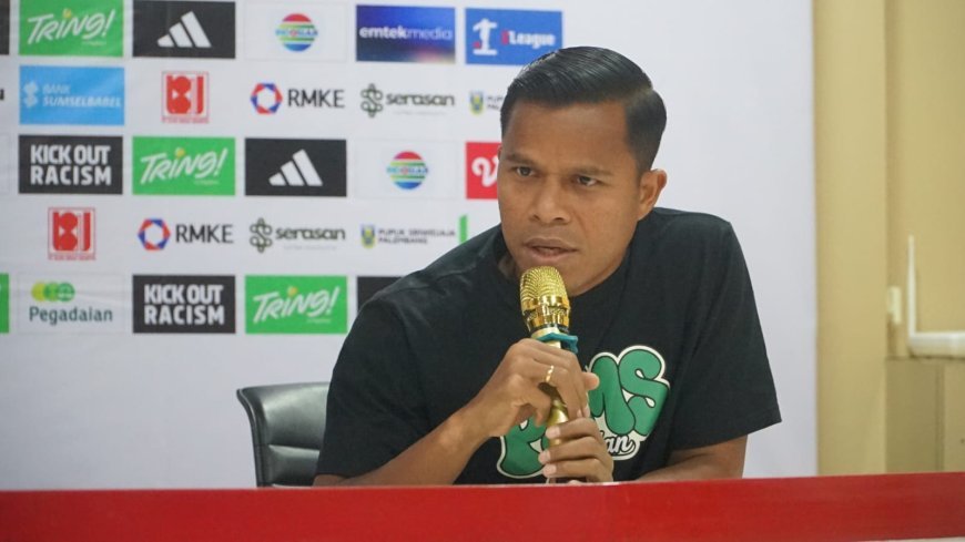 Laga Perdana Manahati Lestusen Bersama PSMS Lawan Sumsel United